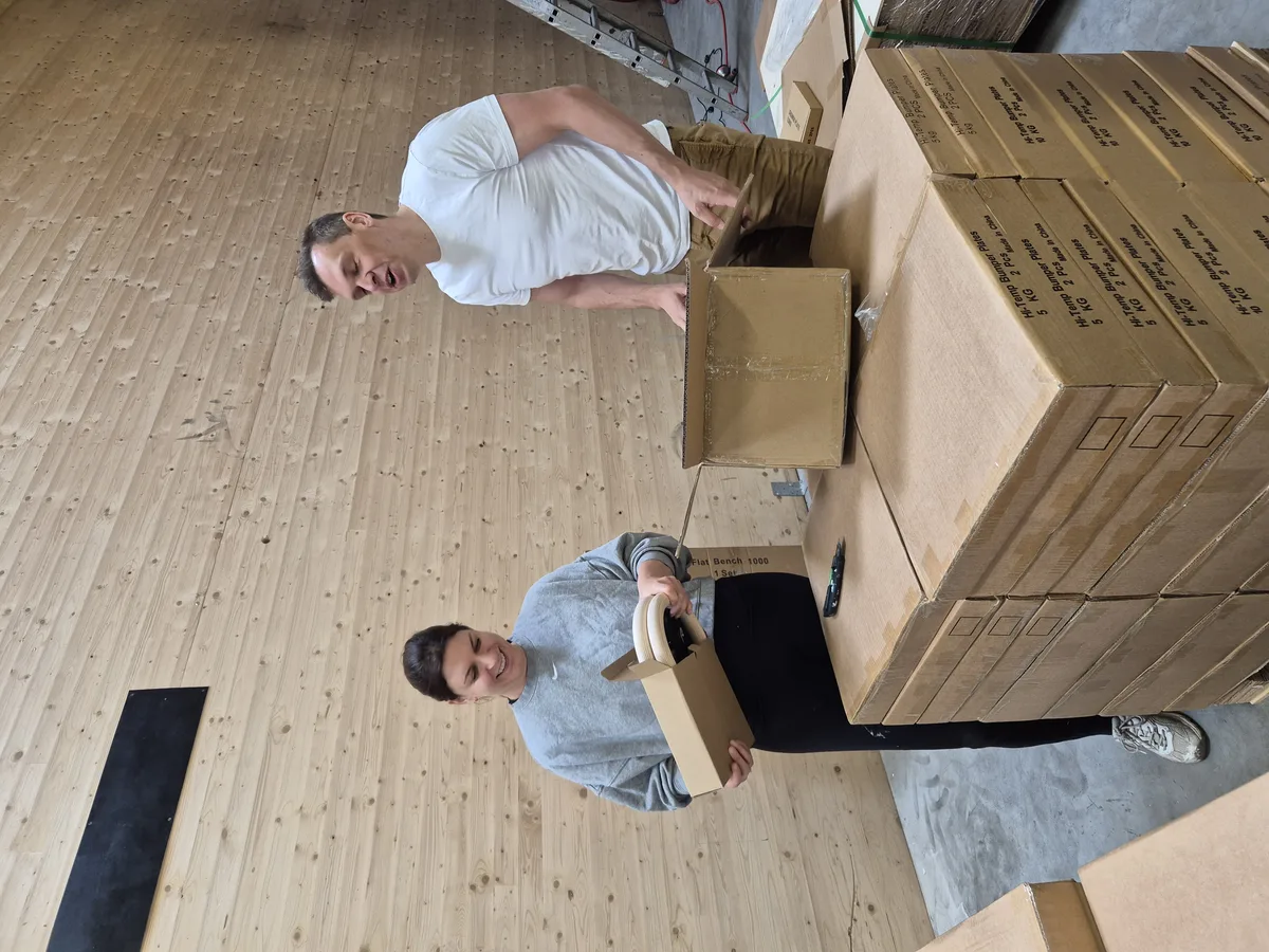 Equipment auspacken — Karton für Karton