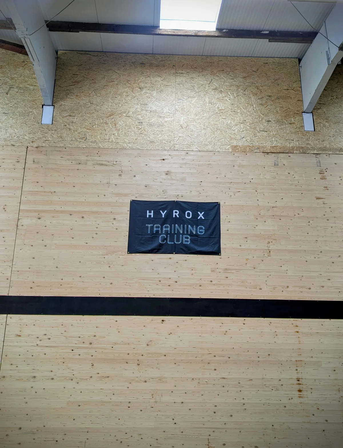 HYROX Training Club Banner an der Wand